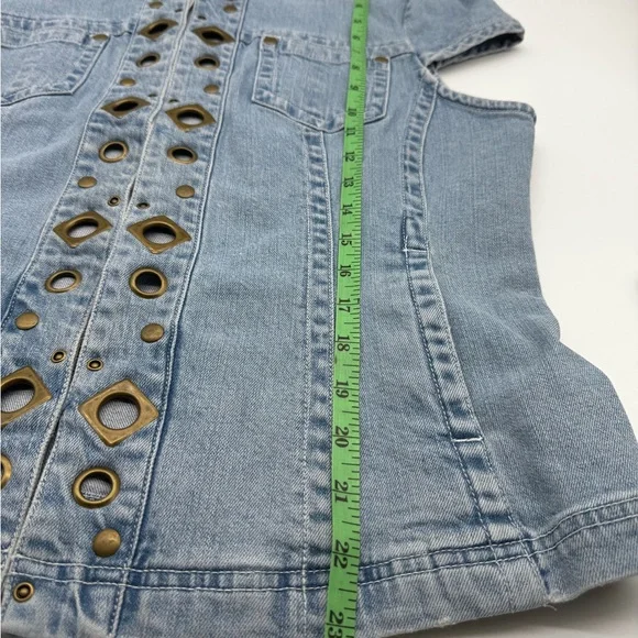 Live a Little Blue Denim Top Grommets Studs Pockets Cap Sleeve‎ Large - Picture 11 of 11